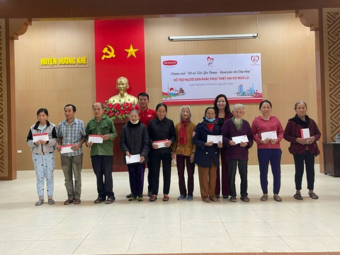Ông Đặng Hồng Hải, Tổng Giám đốc Dai-ichi Life Việt Nam và bà Từ Thị Hoa, Phó Bí thư Thường trực Huyện ủy, Chủ tịch HĐND Huyện Hương Khê trao các suất hỗ trợ cho các hộ dân bị thiệt hại nặng trong đợt lũ vừa qua tại huyện Hương Khê. Ảnh: Đ.H Ông Đặng Hồng Hải - tổng giám đốc Dai-ichi Life Việt Nam và bà Từ Thị Hoa - phó bí thư Thường trực Huyện ủy, chủ tịch HĐND Huyện Hương Khê, trao các suất hỗ trợ cho các hộ dân bị thiệt hại nặng trong đợt lũ vừa qua tại huyện Hương Khê - Ảnh: Đ.H.