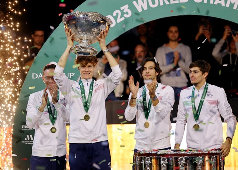 Tin tức thể thao sáng 27-11: Bellingham lại ghi bàn; Inter Milan hòa Juventus- Ảnh 3. Jannik Sinner giúp tuyển Ý vô địch Davis Cup - Ảnh: REUTERS