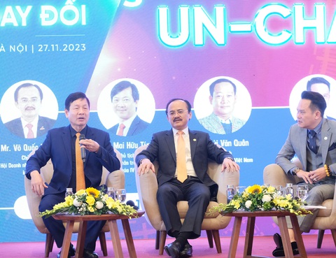 Doanh nhân vất vả làm việc với trái tim tử tế- Ảnh 1. Chủ tịch Hội Doanh nhân trẻ các thời kỳ trò chuyện với doanh nhân trẻ tại tọa đàm "Thay đổi - Bất biến" - Ảnh: HÀ THANH