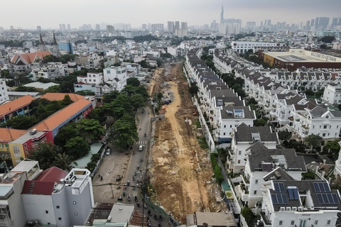 Dân Gò Vấp dỡ nhà, giao đất mở rộng đường Dương Quảng Hàm để giảm kẹt xe- Ảnh 10. Trao đổi với Tuổi Trẻ Online, ông Lê Văn Đô - phó Ban điều hành dự án đường bộ 3 (Ban Quản lý dự án đầu tư xây dựng các công trình giao thông) - cho biết đơn vị đã nhận được 500m mặt bằng sạch (đoạn gần Trường tiểu học Nguyễn Viết Xuân) và đang thi công cống thoát nước, nền đường. Công tác thi công được thực hiện theo kiển cuốn chiếu, có mặt bằng đến đâu thi công ngay đến đó.