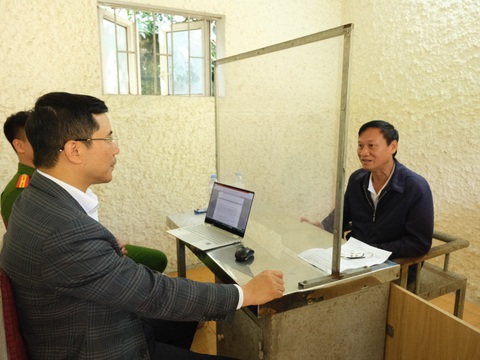 Bắt nhóm lợi dụng danh nghĩa báo chí nhận bảo kê xe tải- Ảnh 1. Đại tá Nguyễn Hồng Phong, giám đốc Công an tỉnh Hà Tĩnh, thẩm vấn Lê Danh Tạo - Ảnh: Công an cung cấp