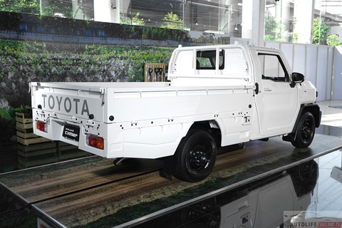 Toyota Hilux Champ ra mắt: Giá quy đổi từ 317 triệu đồng, chung gầm Hilux nhưng nhiều cách tùy biến- Ảnh 2. Thiết kế xe được làm cực kỳ đơn giản. Người dùng tự tùy biến chuyên dụng sau, cũng như giảm giá bán - Ảnh: Autolifethailand