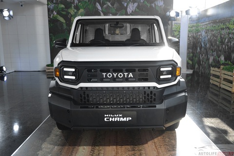 Toyota Hilux Champ ra mắt: Giá quy đổi từ 317 triệu đồng, chung gầm Hilux nhưng nhiều cách tùy biến- Ảnh 21. Một số trang bị tiêu chuẩn đã được xác nhận có trên Toyota Hilux Champ bao gồm mâm thép 14 inch đi kèm lốp 195R14C, cản trước 3 tấm dễ sửa chữa, gương bên tối màu, ghế dài gập 60:40 (cho bản sàn), ghế lái ngả và có thể chỉnh tiến lùi, ghế trước ngả, cửa sổ chỉnh điện, cổng sạc 12V hay loa... 2 vị trí - Ảnh: Autolifethailand