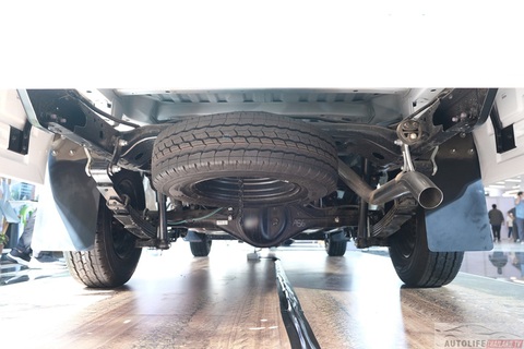 Toyota Hilux Champ ra mắt: Giá quy đổi từ 317 triệu đồng, chung gầm Hilux nhưng nhiều cách tùy biến- Ảnh 4. Lốp dự phòng được đặt dưới gầm - Ảnh: Autolifethailand