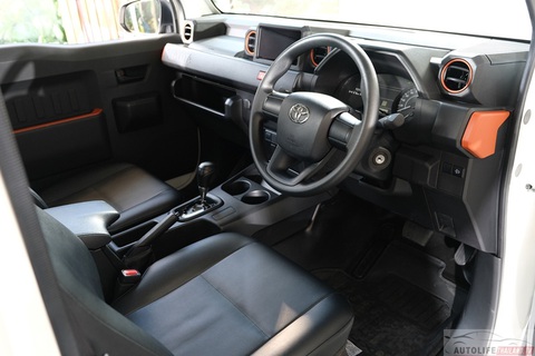 Toyota Hilux Champ ra mắt: Giá quy đổi từ 317 triệu đồng, chung gầm Hilux nhưng nhiều cách tùy biến- Ảnh 5. Nội thất xe mang tính thực tiễn, nồi đồng cối đá là ưu tiên hàng đầu - Ảnh: Autolifethailand