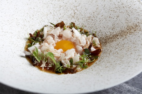 Nguyên liệu Việt hòa quyện trên bàn tiệc fine dining- Ảnh 2. Từng lát thịt lưỡi cá sấu thơm mềm được bày trí thật đẹp mắt đem đến trải nghiệm vị giác tươi mới nhờ vào những đường vân mỡ béo thơm