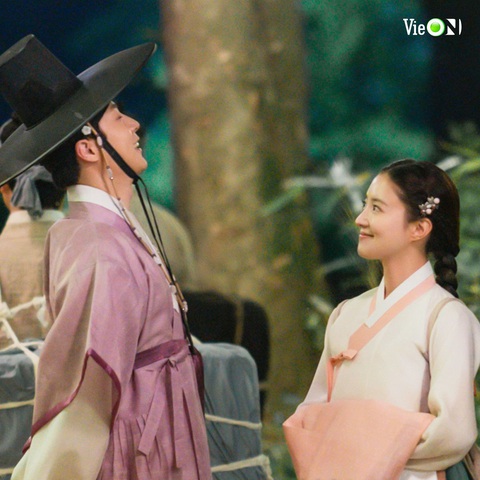 'Hôn nhân hợp đồng' của Lee Se Young vượt rating 'Người yêu dấu'- Ảnh 2. Bộ phim mở màn bằng cuộc gặp gỡ định mệnh lặp đi lặp lại của Park Yeon Woo và lang quân ở thời Joseon.
