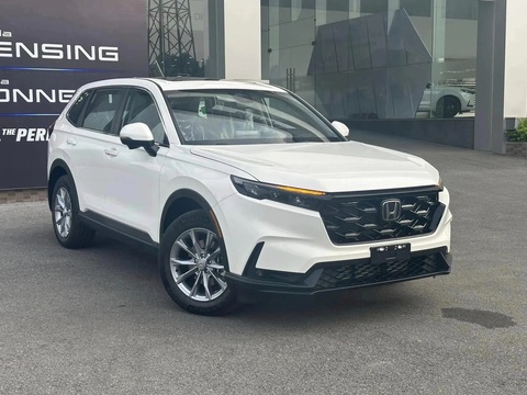 Tin tức giá xe: Honda CR-V 2024 giảm giá gần 60 triệu tại đại lý- Ảnh 2. Ra mắt thị trường Việt Nam từ tháng 10-2023, Honda CR-V thế hệ mới không chỉ thay đổi hoàn toàn thiết kế mà còn lớn hơn đời cũ. Chiều dài tăng 68mm, còn chiều rộng tăng 11mm. Trục cơ sở kéo dài từ 2.660mm lên 2.701mm - Ảnh: Đại lý Honda/Facebook