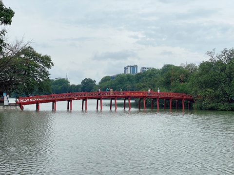 Hà Nội nêu lý do không nên sáp nhập quận Hoàn Kiếm- Ảnh 1. Cầu Thê Húc bắc qua hồ Hoàn Kiếm hướng vào đền Ngọc Sơn - Ảnh: PHẠM TUẤN