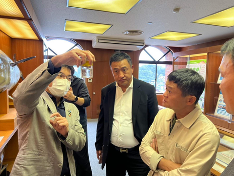 Jack Ma kinh doanh thực phẩm- Ảnh 1. Tỉ phú Jack Ma (thứ hai từ phải sang) tại Viện nghiên cứu nuôi trồng thủy sản thuộc Đại học Kindai, Nhật Bản - Ảnh: SCMP