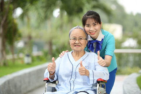Bệnh viện Đại học Y Dược TP.HCM được vinh danh ‘Nơi làm việc tốt nhất Việt Nam’- Ảnh 4. Nhân viên Chăm sóc khách hàng BV ĐHYD TPHCM chăm sóc người bệnh