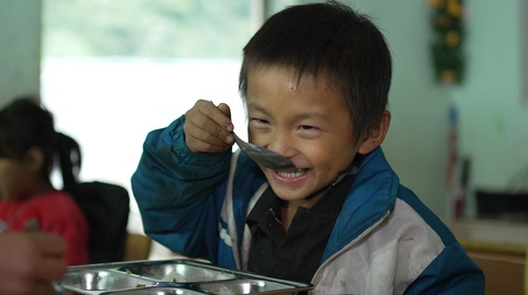 Ấm áp những tấm lòng sẻ chia 'Cơm có thịt' với trẻ vùng cao- Ảnh 3. Niềm vui của học sinh vùng cao khi được ăn bữa cơm có thịt
