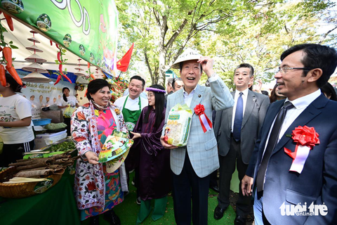Tuyên bố chung Việt Nam, Nhật Bản về nâng cấp lên Đối tác chiến lược toàn diện- Ảnh 7. Ông Yamaguchi Natsuo, chủ tịch Đảng Công Minh Nhật Bản (giữa) và Phó tổng biên tập báo Tuổi Trẻ Trần Xuân Toàn thăm một gian hàng tại "Vietnam Phở Festival 2023" tháng 10-2023 ở Nhật Bản - Ảnh: QUANG ĐỊNH