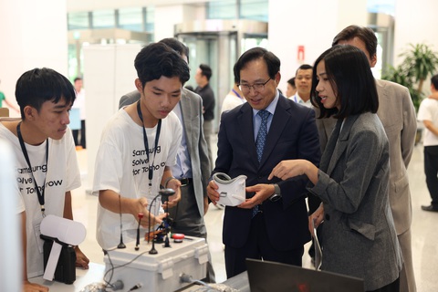 Solve for Tomorrow: Tìm giải pháp cho tương lai- Ảnh 1. Ông Choi Joo Ho, tổng giám đốc Samsung Việt Nam, tham quan gian hàng của các đội thi tại vòng chung kết - Ảnh: BTC