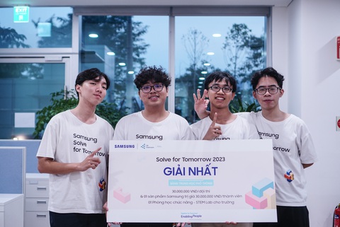 Solve for Tomorrow: Tìm giải pháp cho tương lai- Ảnh 4. Đội Mindful Medical Brand (Trường THPT chuyên Hà Nội - Amsterdam) giành ngôi quán quân khối THPT với hộp y tế thông minh MedIQ - Ảnh: NGUYỄN HIỀN