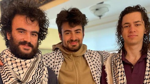 Các sinh viên nghi bị bắn vì mang khăn truyền thống của người Palestine - Ảnh: Sky News Các sinh viên nghi bị bắn vì mang khăn truyền thống của người Palestine - Ảnh: Sky News