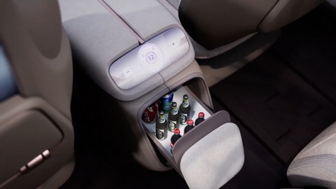 Mẫu xe điện Skyworth Skyhome gây sốc, giá dự kiến như Mazda CX-5- Ảnh 10. Phía dưới bệ tỳ tay của các ô tô khác thông thường bố trí hộc để đồ, nhưng trên Skyworth Skyhome thì đặc biệt hơn khi là tủ lạnh. Tủ lạnh dạng trượt nên có thể kéo ra dễ dàng nếu muốn lấy đồ uống