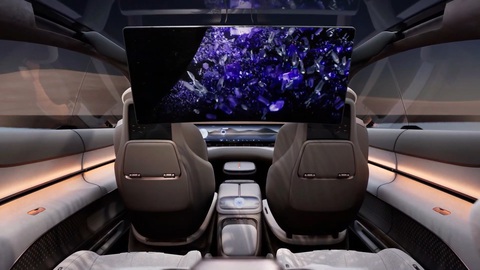 Mẫu xe điện Skyworth Skyhome gây sốc, giá dự kiến như Mazda CX-5- Ảnh 8. Ấn tượng nhất chính là sự chăm chút cho người ngồi ghế sau - điều ít được các hãng khác chú ý đến nếu so với không gian cho tài xế. Hành khách ngồi ghế sau có thể tận hưởng trải nghiệm đặc biệt với màn hình lớn thả từ trần xuống