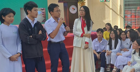 Học sinh nói gì về thuốc lá điện tử?- Ảnh 1. Nam sinh Trương Quang Minh (lớp 10A10 Trường THPT Lê Quý Đôn, quận 3, TP.HCM) trả lời câu hỏi về thuốc lá điện tử - Ảnh: H.HG.