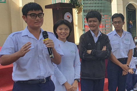 Học sinh nói gì về thuốc lá điện tử?- Ảnh 2. Nam sinh Trần Gia Phú, lớp 10A 3, Trường THPT Lê Quý Đôn, quận 3 trả lời câu hỏi về thuốc lá điện tử bằng hai ngôn ngữ: tiếng Việt và tiếng Anh - Ảnh: H.HG