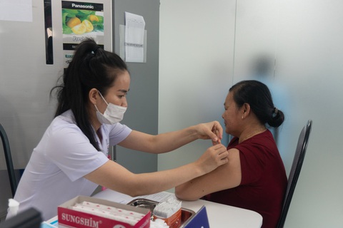 Bệnh viện Thống Nhất ra mắt trung tâm tiêm chủng cho người cao tuổi- Ảnh 1. Người cao tuổi tiêm vắc xin tại trung tâm tiêm chủng, Bệnh viện Thống Nhất - Ảnh: N.C.