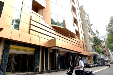 Giám sát thế nào mà để những chuyến xe chở trăm ngàn tỉ từ ngân hàng về nhà bà Trương Mỹ Lan?- Ảnh 2. Tòa nhà 193-203 Trần Hưng Đạo, quận 1, TP.HCM trước đây là trụ sở của Ngân hàng SCB - Ảnh: T.T.D.