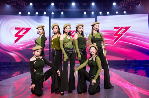 Team Diệp Lâm Anh, Lệ Quyên khiến sân khấu Chị đẹp đạp gió rẽ sóng muốn 'nổ tung'- Ảnh 1. Dàn chị đẹp hùng hậu trong nhóm mashup Gửi anh xa nhớ - Người ơi người ở đừng về