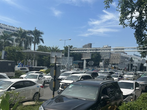 Ôtô nối đuôi nhau chờ qua trạm thu phí tại sân bay Tân Sơn Nhất - Ảnh: CÔNG TRUNG Ô tô nối đuôi nhau chờ qua trạm thu phí tại sân bay Tân Sơn Nhất - Ảnh: CÔNG TRUNG