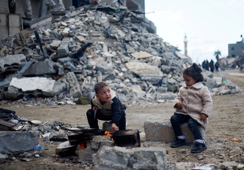 Trẻ em Palestine ở thành phố Khan Younis, phía nam Dải Gaza chơi đùa trước đống đổ nát do bom đạn Israel - Ảnh: REUTERS Trẻ em Palestine ở thành phố Khan Younis, phía nam Dải Gaza chơi đùa trước đống đổ nát do bom đạn Israel. Ngày 7-10, phong trào Hồi giáo Hamas tấn công lãnh thổ Israel, khiến hơn 1.200 người thiệt mạng và hơn 200 người bị bắt cóc. Tel Aviv nhanh chóng trả đũa bằng chiến dịch quân sự vào Dải Gaza nhằm tiêu diệt tổ chức Hamas. Xung đột tại Gaza nhanh chóng trở thành một trong những cuộc chiến đẫm máu nhất những năm gần đây, với hơn 22.000 người thiệt mạng trong chưa đầy 3 tháng. Hầu hết người chết là nạn nhân của bom đạm Israel trút xuống Gaza - Ảnh: REUTERS