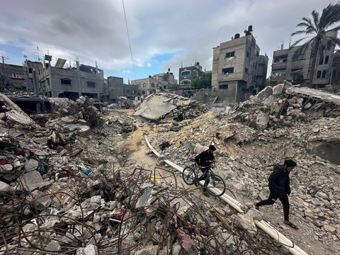 Người Palestine đi giữa đống đổ nát, kiểm tra những ngôi nhà bị phá hủy trong các cuộc tấn công của Israel tại trại tị nạn Khan Younis ở phía nam Dải Gaza, ngày 27-11 - Ảnh: REUTERS Người Palestine đi giữa đống đổ nát, kiểm tra những ngôi nhà bị phá hủy trong các cuộc tấn công của Israel tại trại tị nạn Khan Younis ở phía nam Dải Gaza, ngày 27-11 - Ảnh: REUTERS