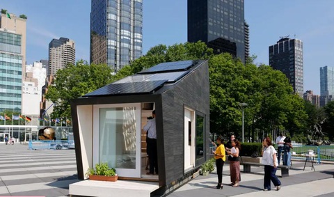 New York giúp chủ nhà 395.000 USD để xây nhà ở phụ- Ảnh 1. Mô đun sống sinh thái, "ngôi nhà nhỏ" rộng 22m2, được trưng bày tại trụ sở Liên Hiệp Quốc ở New York - Ảnh: Tân Hoa Xã