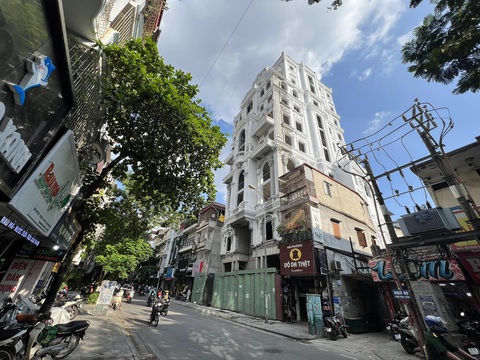 Tòa nhà xây sai phép ngay giữa quận Ba Đình, Hà Nội yêu cầu báo cáo- Ảnh 1. Tỏa nhà xây sai phép trên phố Đội Cấn đang trong quá trình hoàn thiện - Ảnh: H.T.