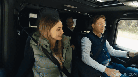 Sếp Mercedes mang Mercedes-Benz EQG điện đi off-road, quay tròn 360 độ- Ảnh 3. Công nghệ G-Turn giúp xe dễ dàng quay 360 độ, qua đó hỗ trợ đỗ xe hay off-road - Ảnh cắt từ video, nguồn: Mercedes-Benz