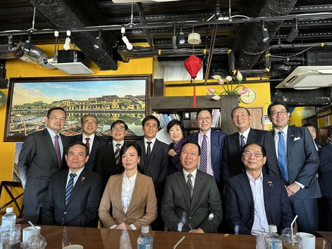 Chủ tịch nước Võ Văn Thưởng ăn bánh mì, uống cà phê Việt Nam giữa Tokyo- Ảnh 5. Chủ tịch nước Võ Văn Thưởng và phu nhân cùng các quan chức Việt Nam và Nhật Bản, lãnh đạo một số tập đoàn tại tiệm Bánh mì Xin chào - Ảnh: Nhân vật cung cấp