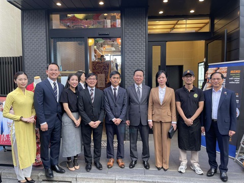Chủ tịch nước Võ Văn Thưởng ăn bánh mì, uống cà phê Việt Nam giữa Tokyo- Ảnh 6. Hai anh em Bùi Thanh Duy và Bùi Thanh Tâm chụp ảnh cùng Chủ tịch nước Võ Văn Thưởng và phu nhân trước cửa tiệm - Ảnh: Nhân vật cung cấp
