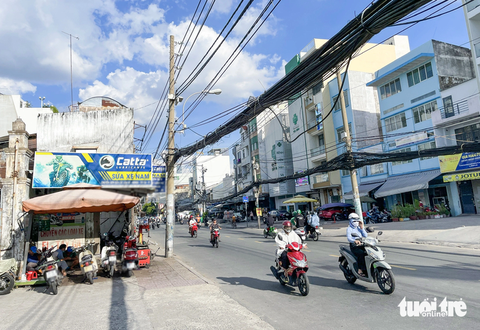 Chủ tịch UBND TP.HCM yêu cầu đẩy nhanh giải phóng mặt bằng metro số 2- Ảnh 1. Trong ảnh là mặt bằng tuyến metro số 2 chưa bàn giao ở đường Cách Mạng Tháng 8 (quận 3, TP.HCM) hồi cuối tháng 8 - Ảnh: CHÂU TUẤN