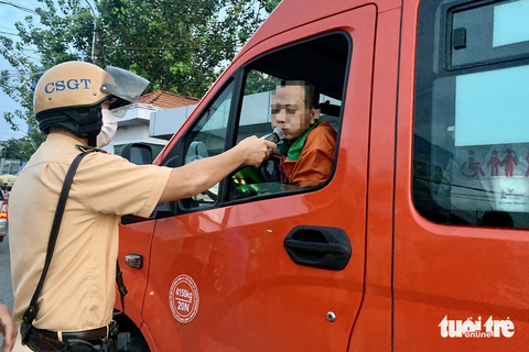 Xe buýt chuẩn bị xuất bến, phát hiện tài xế vi phạm nồng độ cồn- Ảnh 2. Cảnh sát giao thông kiểm tra nồng độ cồn khoảng 250 tài xế tại bến xe Miền Tây sáng nay - Ảnh: PHƯƠNG NHI