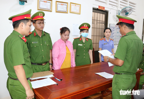 Bắt người phụ nữ cho vay lãi nặng thu lợi bất chính hơn 4 tỉ đồng- Ảnh 1. Cơ quan cảnh sát điều tra Công an tỉnh Trà Vinh đang thi hành các quyết định tố tụng với bà Đẹp - Ảnh: PHẠM HƠN