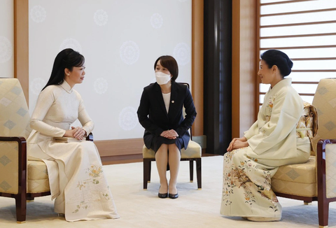 Chủ tịch nước Võ Văn Thưởng hội kiến Nhật hoàng Naruhito- Ảnh 3. Phu nhân Phan Thị Thanh Tâm gặp Hoàng hậu Masako tại hoàng cung ngày 28-11 - Ảnh: TTXVN