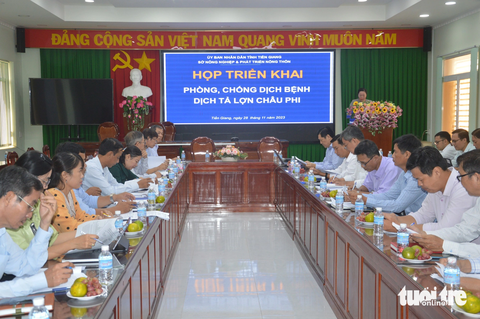 Dịch tả heo châu Phi bùng phát mạnh tại Tiền Giang, tiêu hủy hơn 80 tấn heo bệnh- Ảnh 1. Quang cảnh cuộc họp triển khai công tác phòng, chống bệnh dịch tả heo châu Phi - Ảnh: HOÀI THƯƠNG