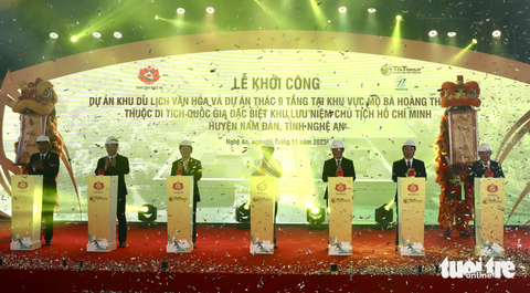 Nghệ An khởi công hai dự án ở Khu di tích Kim Liên- Ảnh 1. Các đại biểu ấn nút khởi công hai dự án Khu du lịch văn hóa và thác 9 tầng - Ảnh: DOÃN HÒA