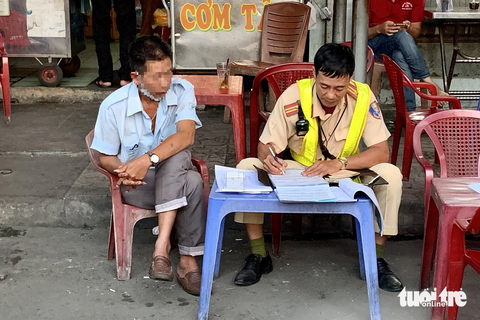Tài xế xe buýt vi phạm nồng độ cồn, cơ quan quản lý nói gì?- Ảnh 1. Cảnh sát giao thông lập biên bản trường hợp ông T.V.H. (lái xe buýt số 151, tuyến bến xe Miền Tây - bến xe An Sương) - Ảnh: PHƯƠNG NHI