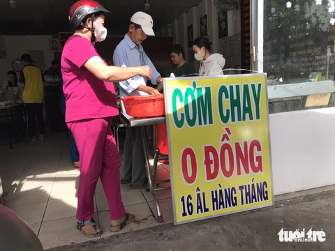 9X mở quán cơm chay, tặng suất ăn 0 đồng cho bà con- Ảnh 1. Mỗi tháng một lần, quán cơm chay Thân Thiện dành tặng suất cơm 0 đồng cho bà con - Ảnh: ĐẶNG TUYẾT