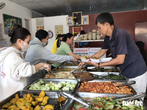 9X mở quán cơm chay, tặng suất ăn 0 đồng cho bà con- Ảnh 2. Bà con có thể đến ăn tại quán hoặc lấy hộp đem về - Ảnh: ĐẶNG TUYẾT