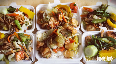 9X mở quán cơm chay, tặng suất ăn 0 đồng cho bà con- Ảnh 5. Những suất cơm được chuẩn bị sẵn dành tặng bà con - Ảnh: ĐẶNG TUYẾT