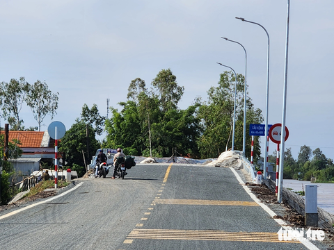 Đường đầu tư 1.800 tỉ bị tắc vì... 200 mét chưa được bồi thường- Ảnh 3. Lãnh đạo Sở Giao thông vận tải tỉnh Kiên Giang cho biết vướng 200m dưới chân cầu này bên bờ xã Nam Thái Sơn, huyện Hòn Đất nên đường tỉnh 945 chưa khai thác hiệu quả - Ảnh: BỬU ĐẤU