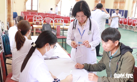 Thêm một công nhân ở Nghệ An chết do bụi phổi- Ảnh 1. Công nhân Công ty Châu Tiến, huyện Nghi Lộc, Nghệ An khám bệnh nghề nghiệp - Ảnh: DOÃN HÒA