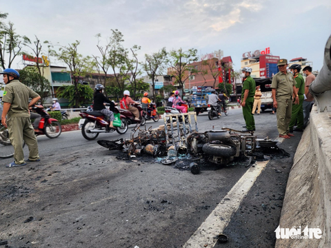 Hai xe máy bốc cháy sau va chạm trên cầu vượt Quang Trung, quận 12- Ảnh 2. Hiện trường vụ việc - Ảnh: NGỌC KHẢI