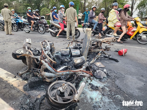 Hai xe máy bốc cháy sau va chạm trên cầu vượt Quang Trung, quận 12- Ảnh 3. Hai xe máy bị cháy trơ khung - Ảnh: NGỌC KHẢI
