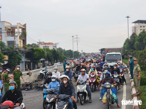 Hai xe máy bốc cháy sau va chạm trên cầu vượt Quang Trung, quận 12- Ảnh 5. Lực lượng chức năng điều tiết giao thông qua khu vực - Ảnh: NGỌC KHẢI